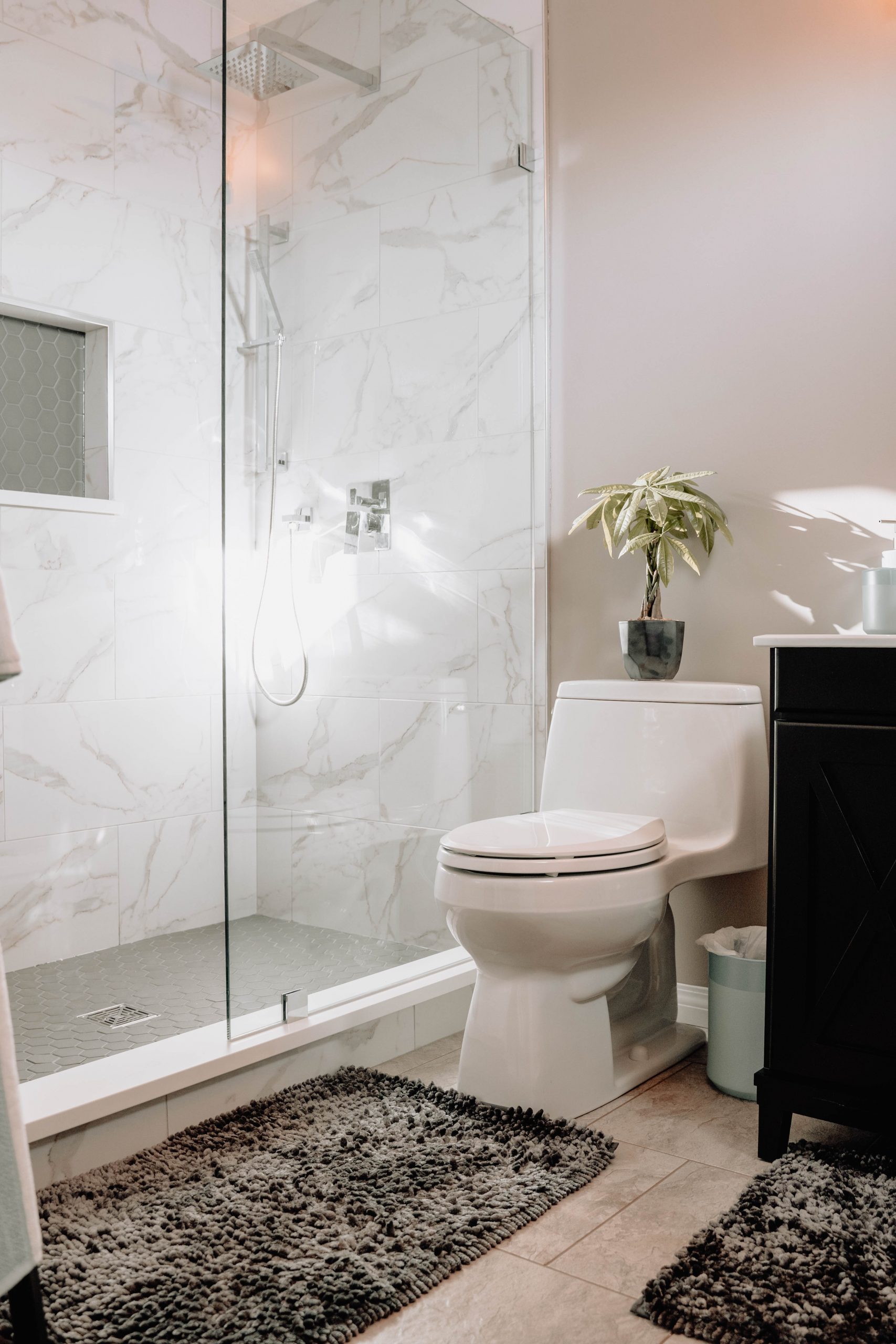 We all use toilets on a daily basis, but have you noticed that there are various types of toilet seats? They usually differ by the shape, material, color, and features that they provide. Let’s check out all types of toilet seats that you can find in the market.