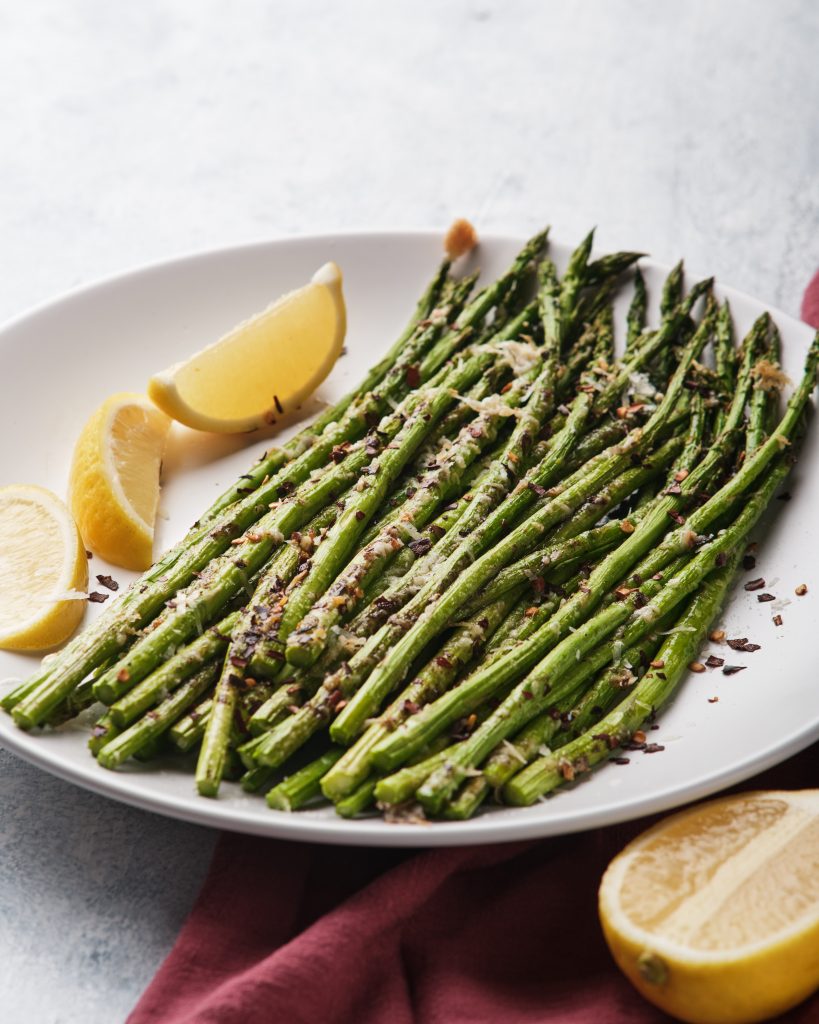 Close of of cooked seasoned asparagus 