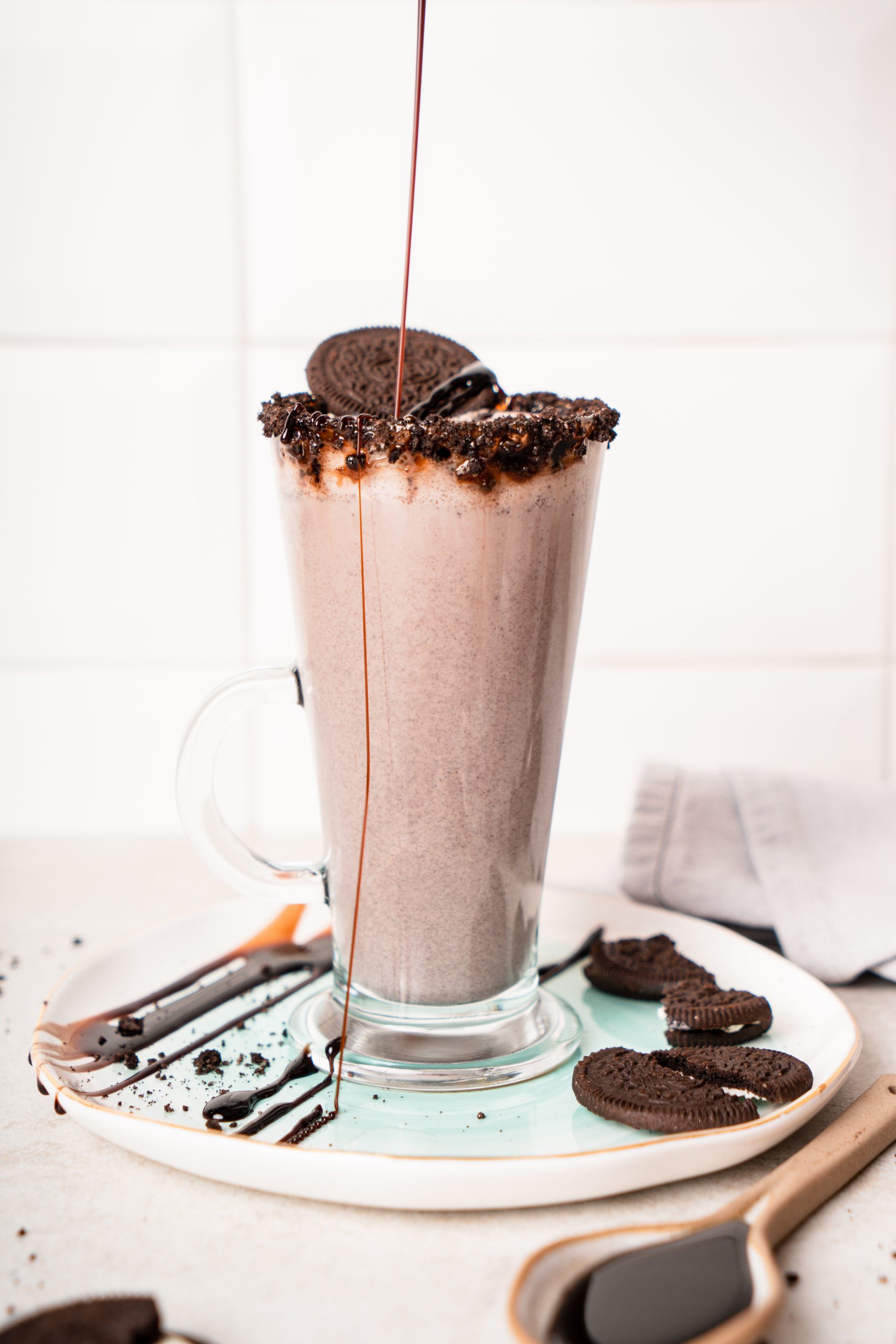 An Oreo milkshake is an ideal dessert for a hot summer day; it's cold, has an exceptional taste, and is insanely easy to make. What more can you ask for?