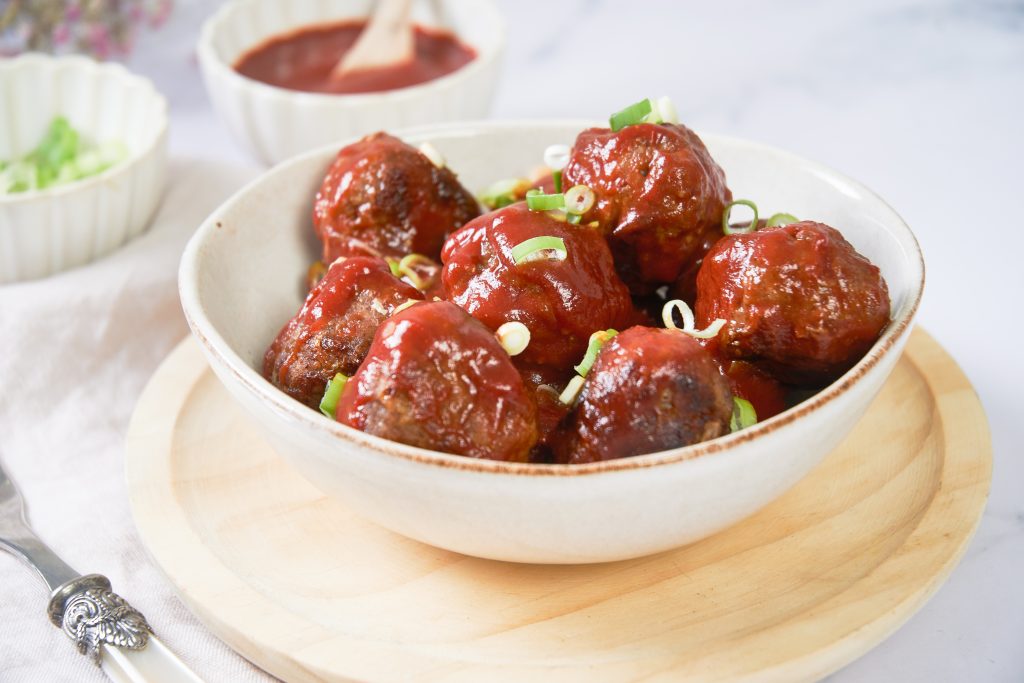Who loves meatballs? These chipotle meatballs are the best way to make homemade meatballs with a simple and addictive chipotle sauce! These meatballs prove that you can make an easy meal that is delicious in a short amount of time!
