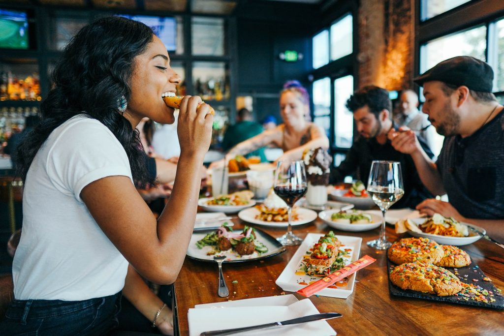 Becoming a successful restaurant owner involves much more than just serving delicious food. Discover the 10 essential steps of training that restaurant owners should acquire before beginning their entrepreneurial journey. 