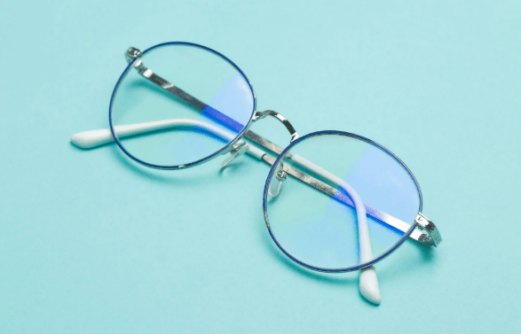 Round eyeglasses have a way of standing out without trying too hard. They carry a bit of history, a bit of personality, and just enough shape to make even a simple outfit feel more considered. That is part of what makes them so useful in modern wardrobes. They can lean vintage, look polished, or add character to something minimal, depending on how you style them.