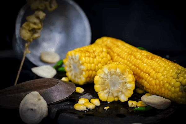 Corn on the cob with garlic on a plate
